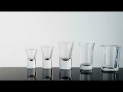 Μικρό ποτήρι λικέρ με στρογγυλό σχήμα και κατασκευή για ικανοποιητική γουλιά